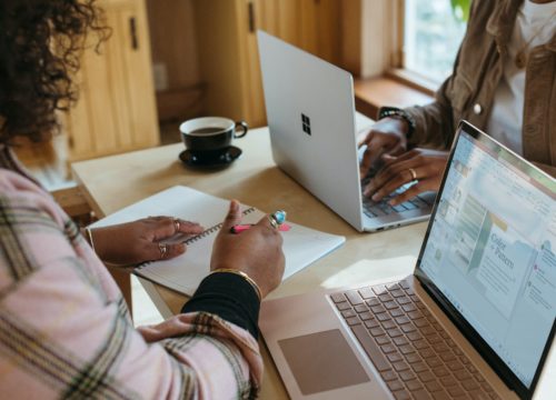 women collaborating together in front of Apple computers